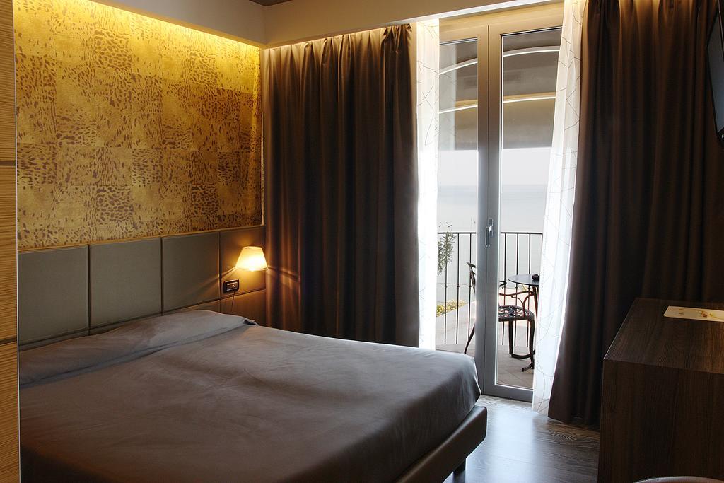 Hotel Aurora Sirmione Phòng bức ảnh